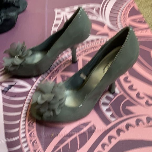 Gray open toe high heels with flower and gem - Picture 3 of 6